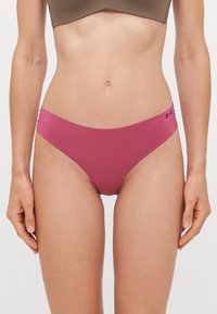 Parte inferiore di bikini rosa con una texture liscia e un taglio a vita bassa. Presenta piccoli dettagli laterali e un logo del marchio sottile sull'elastico in vita.