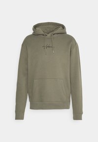 Oliwkowozielona bluza z kapturem typu pulower z przednią kieszenią kangurzą, ściągaczem w kapturze, prążkowanymi mankietami i dołem oraz małym czarnym logo w stylu podpisu na piersi.