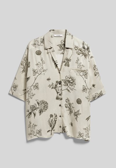 Chemise beige à manches courtes boutonnée avec des croquis noirs de botanique et de sculptures classiques, une poche avant et un col plié.
