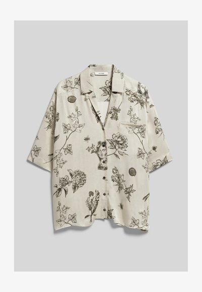 Chemise beige à manches courtes boutonnée avec des croquis noirs de botanique et de sculptures classiques, une poche avant et un col plié.