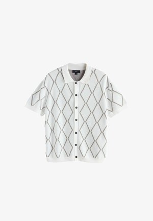 Biała koszula z krótkim rękawem, zapinana na guziki, z beżowym wzorem w romby i kołnierzykiem, leżąca na białym tle.