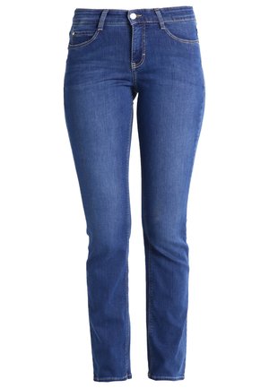 Jean en denim bleu avec une coupe slim, comportant cinq poches, une fermeture éclair, un bouton en métal et des détails de couture subtils sur les poches.