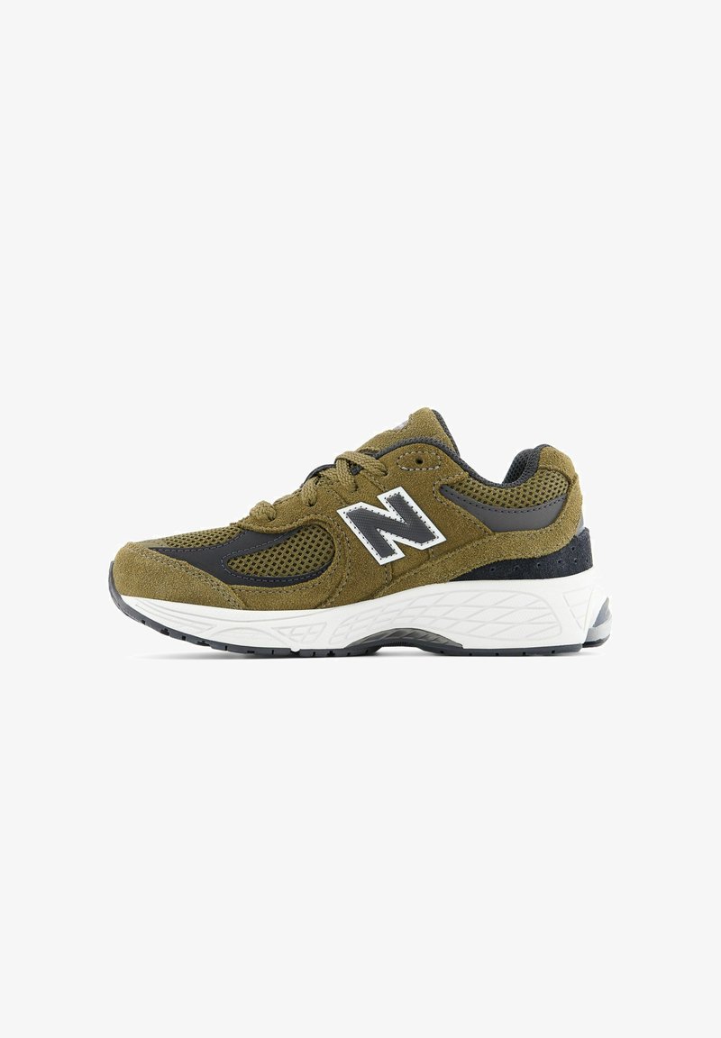 Sportliche Schuhe aus olivgrünem Wildleder mit schwarzen Mesh-Akzenten, weißer Zwischensohle und strukturiertem Gummiaußensohle. Silbernes Logo an der Seite.