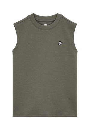 T-shirt sans manches vert olive à col rond avec un petit emblème blanc d’oiseau sur le côté gauche de la poitrine.