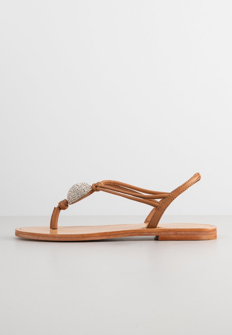 Sandale cu baretă între degete