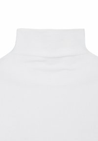 Maglione bianco a collo alto con un design aderente e una texture liscia, caratterizzato da un collo alto che si estende per formare un morbido risvolto.