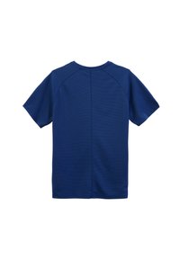 Navyblå t-shirt med kort ärm i texturerad tyg, med rund halsringning och raglanärmar, med en enkel baksida.