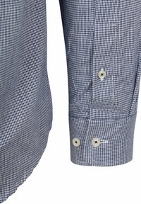 Blau-weißer Hahnentrittmuster-Hemdärmel mit Manschette, die zwei weiße Knöpfe und eine geknöpfte Blende hat.