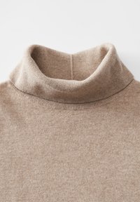 Beige gestrickter Rollkragenpullover mit umgelegtem Rippkragen auf weißem Hintergrund.