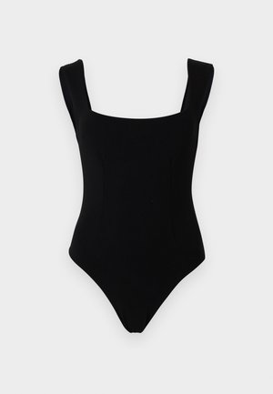 Čierne jednodielne plavky so širokými ramienkami a štvorcovým výstrihom na jednoduchom svetlom pozadí.