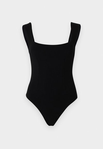 Μαύρο ολόσωμο μαγιό με φαρδιές τιράντες και τετράγωνο ντεκολτέ σε απλό ανοιχτό φόντο.