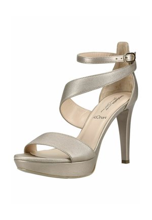 Stříbrná sandála na vysokém podpatku s páskem kolem kotníku a přezkou, otevřenou špičkou a platformovou podrážkou, navržená pro formální dámské oblečení.