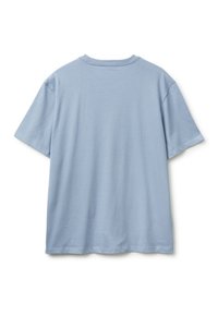 Světle modré bavlněné tričko s kulatým výstřihem, krátkými rukávy a volným střihem. Záda jsou hladká a mají jemnou strukturu.