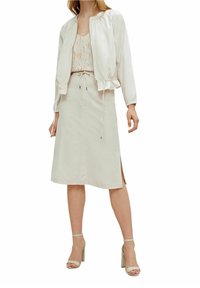 Letthurt, cremet bomberjakke med lynlås, elastisk talje, parret med en matchende midi-nederdel med sideslids, begge i glat stof.