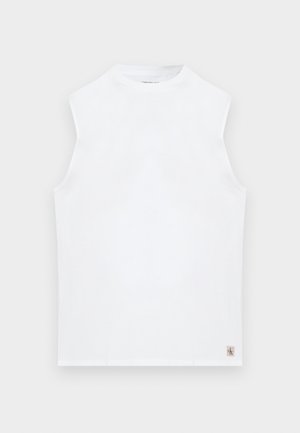Bílý bezrukávový top s kulatým výstřihem a malou štítkovou značkou Calvin Klein v pravém dolním lemu.