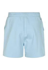 Shorts décontractés bleu clair avec taille élastique et poches latérales, présentés sur fond blanc.