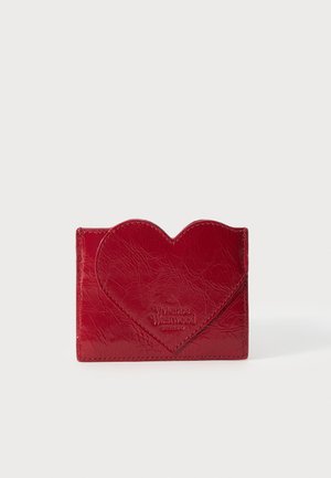 Porte-cartes en cuir rouge avec un grand cœur cousu sur le devant et un logo Vivienne Westwood embossé sous le cœur.