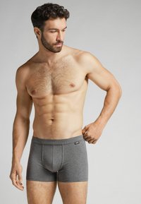 Boxer shorts grises hechos de una mezcla de algodón, con un ajuste ceñido, cintura elástica y un diseño de bolsa frontal.