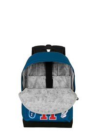 Mochila azul con base negra, gran abertura con cremallera y forro de patrón gris que presenta gráficos de dibujos animados. Incluye correas ajustables.