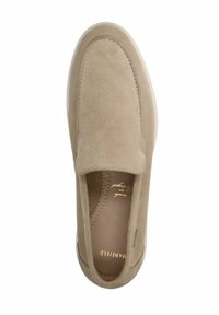 Beige suede instap schoenen met een ronde neus, een enkele gestikte afwerking en een glad interieur. Gouden reliëf zichtbaar binnenin.