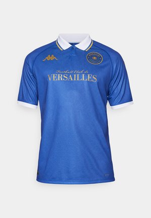 Blaues Fußballtrikot mit Kragen, das ein strukturiertes Muster aufweist, goldene Schriftzug "Football Club de VERSAILLES" und weiße Ärmelakzente.