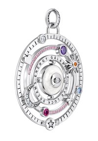 Silberanhänger mit rundem Design und verschiedenen Edelsteinen: lila, rosa, klar und orange. Auffällige Texturen sind glänzendes Metall und glatte Steine.