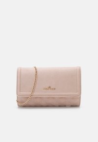 Pochette en daim rose avec bandoulière en chaîne dorée, design matelassé au bas et logo embossé. Elle présente une fermeture à rabat et une texture lisse.