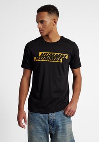 Hummel GRAPHIC DISPLACED LOGO TEE - Camiseta estampada - black