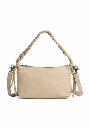 Beige leren handtas met een gerimpelde bovenste handgreep, afneembare schouderriem en ritssluiting.