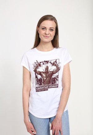 Hvid bomulds t-shirt med et stort grafisk print af en karakter med katanas, med en bordeaux baggrund og tekst nedenfor.