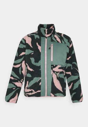 Flauschige Zip-Jacke mit grünem, schwarzem und pinkem abstraktem Muster, grüner Brusttasche aus Stoff und pinken Reißverschlussdetails.