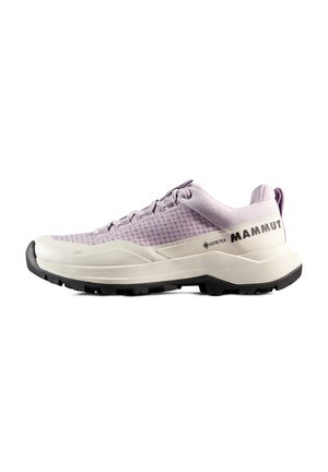 Chaussure de randonnée Gore-Tex lilas et beige avec semelle noire, marquage latéral et soutien rembourré de la cheville, présentée de profil sur fond blanc.