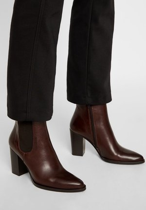 Højhælede støvletter - dark brown