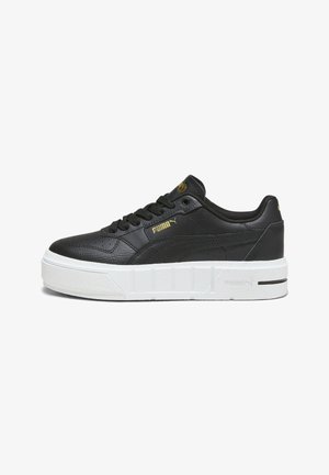 Basket basse noire Puma avec logo doré et semelle épaisse blanche texturée, vue de profil sur fond blanc.