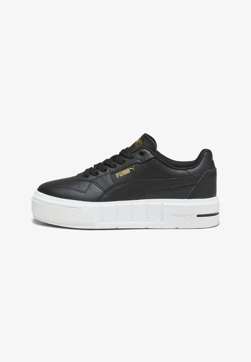 Basket basse noire Puma avec logo doré et semelle épaisse blanche texturée, vue de profil sur fond blanc.