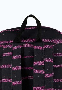 Musta reppu, jossa on vaaleanpunaiset raitakuviot, teksturoitu pinta sekä kaksinkertaiset mustat kangasolkaimet ja ylhäällä kantokahva.