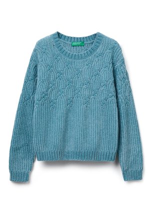 Helles blaues Strickpullover mit strukturiertem Muster, das Kabel und Rippbund umfasst. Rundhalsausschnitt und lange Ärmel. Das Material scheint weich zu sein.