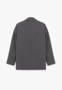 Grå uldblanding blazer med klippet revers, lange ærmer og lige snit. Har subtil tekstur og rene linjer på bagsiden.