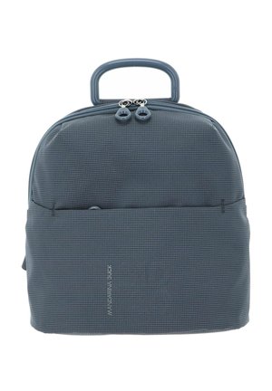 Sac à dos texturé gris foncé avec un haut arrondi, fermeture à double zip, poche avant et une poignée moulée pour un transport facile.