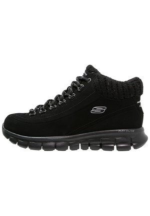 Schwarzer High-Top-Sneaker aus Wildleder mit strukturiertem Strickkragen, Metallösen und flexiblem Gummiaußensohlen für Halt und Unterstützung.
