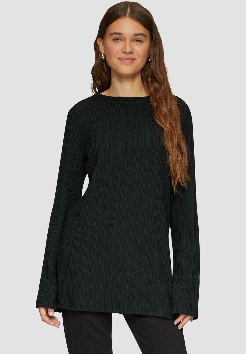 Schwarzes, geripptes Langarmshirt mit einem Boatneck-Ausschnitt, das einen lässigen Schnitt und subtile seitliche Schlitze am Saum aufweist. Weiche Textur.