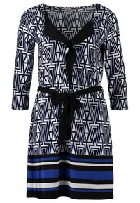 Sukienka z rękawem trzyczwartkowym, z czarno-białym geometrycznym wzorem oraz niebieskimi i czarnymi paskami u dołu. Zawiera detal w postaci przewiązanego w pasie.