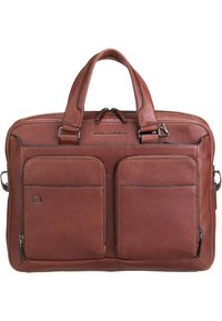 Maletín de cuero marrón con dos bolsillos delanteros, doble asa superior, cierre de cremallera y un diseño elegante. Presenta sutiles acentos de costura.