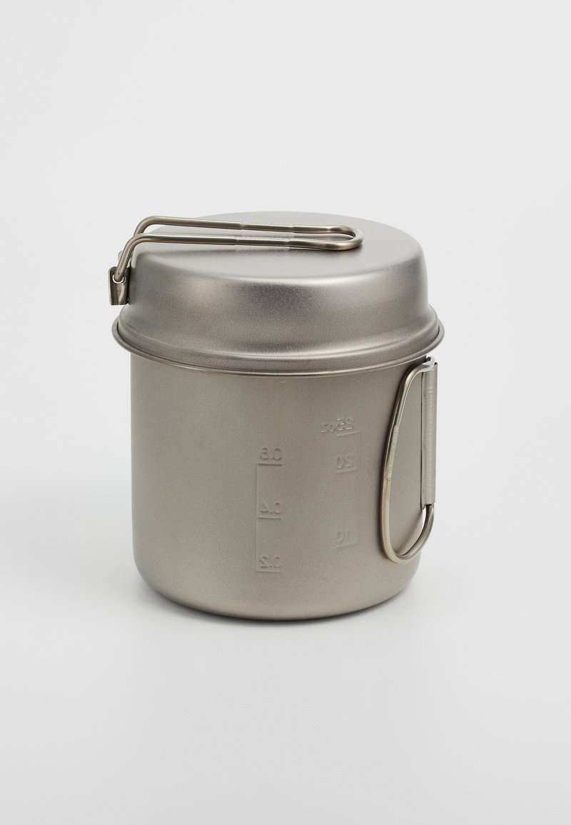 Olla de acero inoxidable con un acabado suave y mate, con marcas de medición en el lateral y un asa de abrazadera metálica en la tapa.