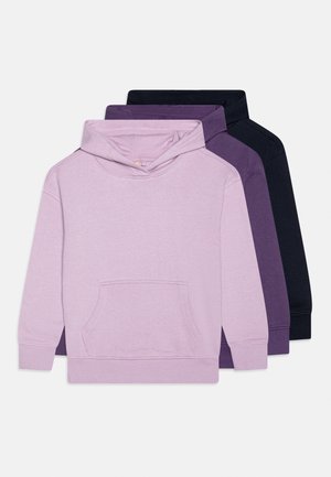 Trois sweatshirts à capuche unis dans les tons pastel violet, violet foncé et noir, empilés avec poches avant et poignets côtelés.