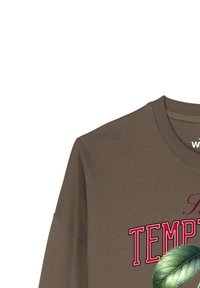 Bruine sweatshirt met een ronde hals en lange mouwen. Het ontwerp aan de voorkant bevat de tekst "VERLEIDING" in rood en een groene bladvormige afbeelding.