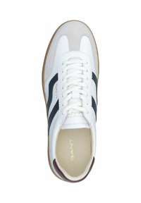 Bílá teniska s šedými a černými akcenty, kožený svršek, gumová podrážka a ploché tkaničky. Značka "GANT" vyražená zlatě uvnitř.