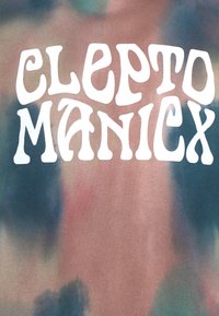 Tkanina s technikou batiky v jemných, tlumených odstínech růžové, modré a zelené s výrazným bílým nápisem "CLEPTO MANIAC."