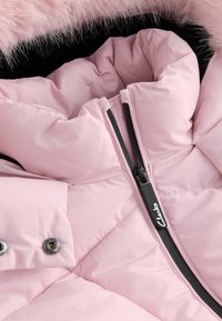 Giacca puffer rosa con zip e dettagli a bottone neri. Presenta un morbido bordo in pelliccia sintetica e una texture trapuntata per calore e comfort.
