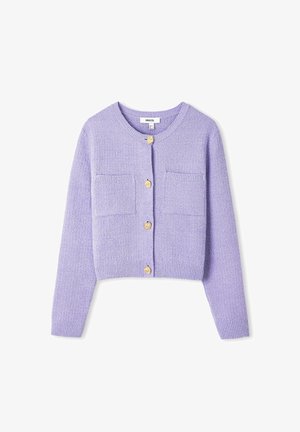 Lila croppter Cardigan mit strukturiertem Strick, Rundhalsausschnitt, zwei vorderen Taschen und goldfarbenen Knöpfen.